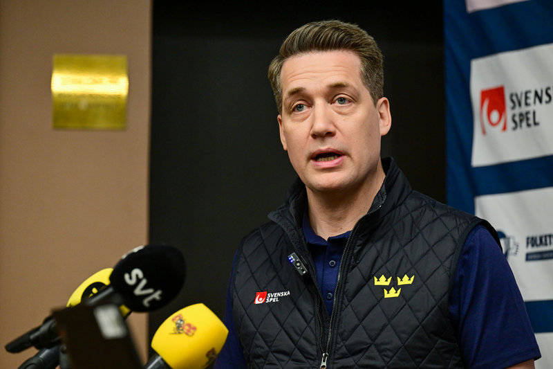 Sam Hallam på måndagens presskonferens.