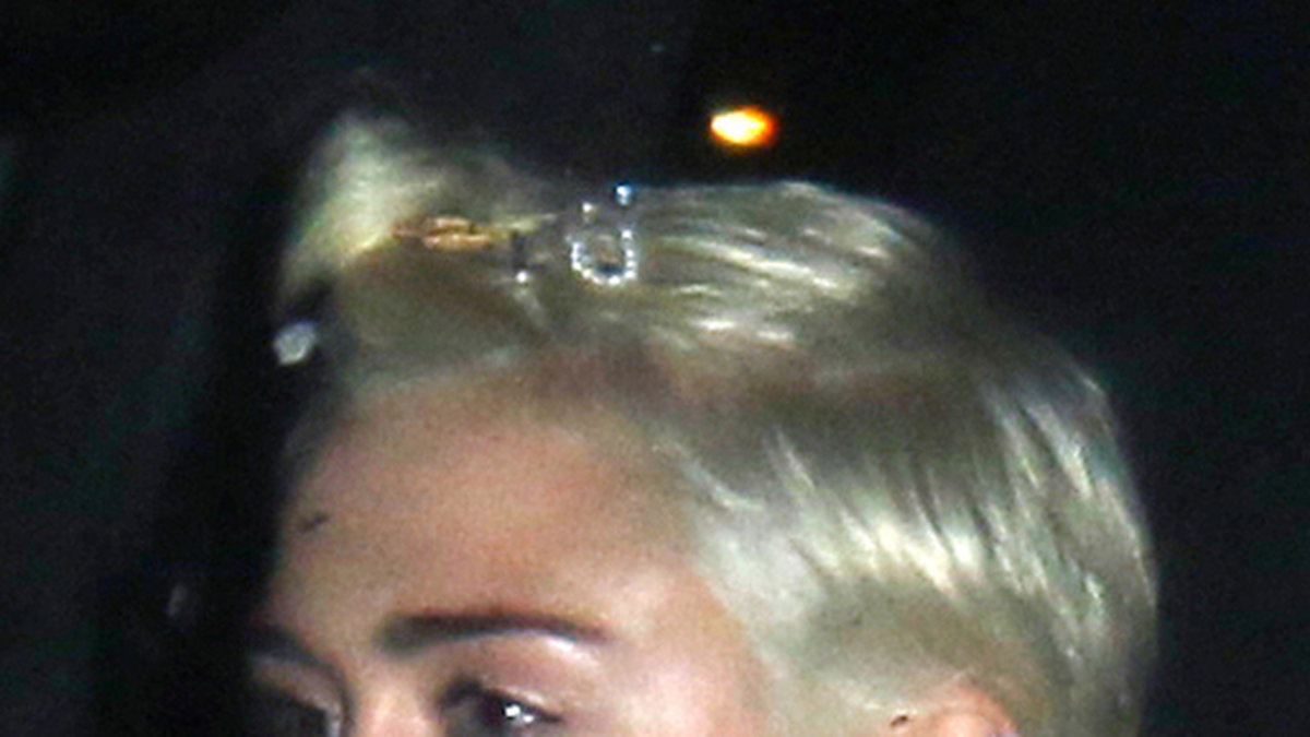 Miley Cyrus går ut på Chateau Marmont i Hollywood.