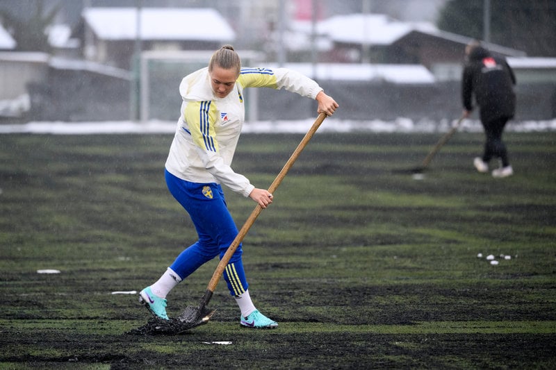 Magdalena Eriksson högg i och hjälpte till att skotta fram träningsplanen i ett snöigt Luzern för ett och halvt år sedan.