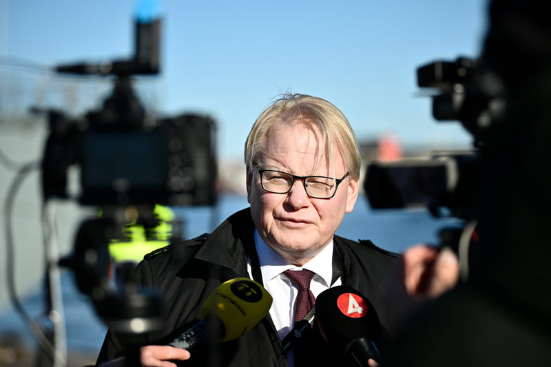 Sveriges försvarsminister Peter Hultqvist talar med media i samband med fredagens ministermöte i Köpenhamn.