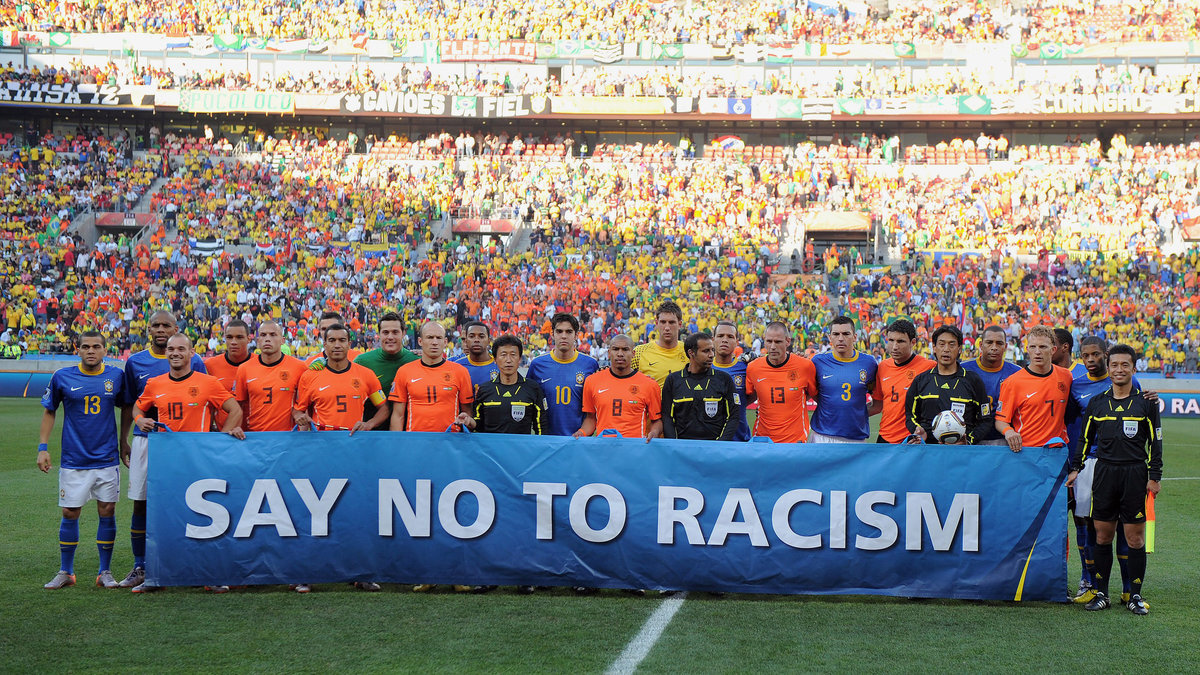 Avgå: Alla ni rasister som visar ert fula tryne på fotbollsläktare. Skärp till er eller stanna hemma!