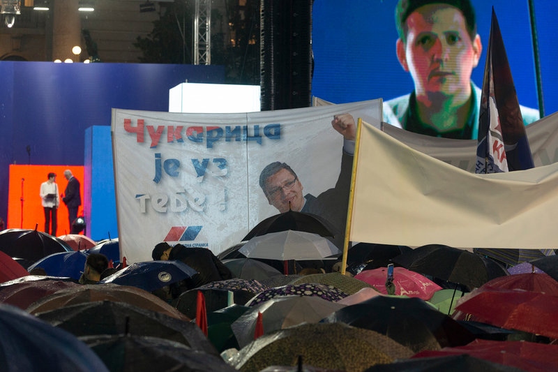 Anhängare till Serbiens hårt kritiserade president Aleksandar Vucic visar sitt stöd vid en manifestation i Belgrad.