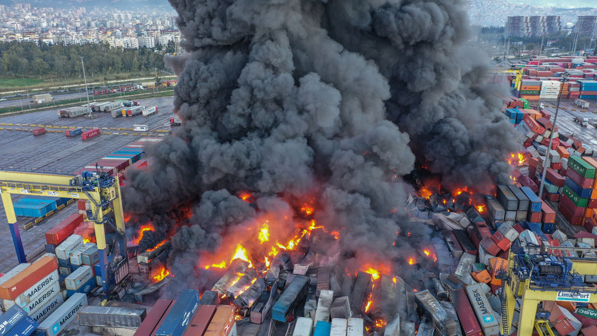 Hamnen i turkiska Iskenderun har drabbats av en kraftig containerbrand efter gårdagens jordbävning.