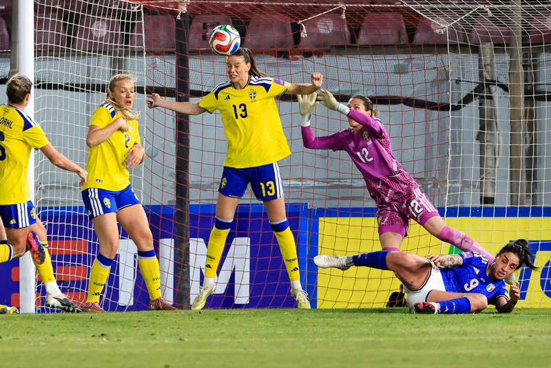 Sveriges Bella Andersson nickar undan bollen framför målvakten Jennifer Falk i tisdagens VM-kvalmatch borta mot Italien. Sverige vann med 1–0.