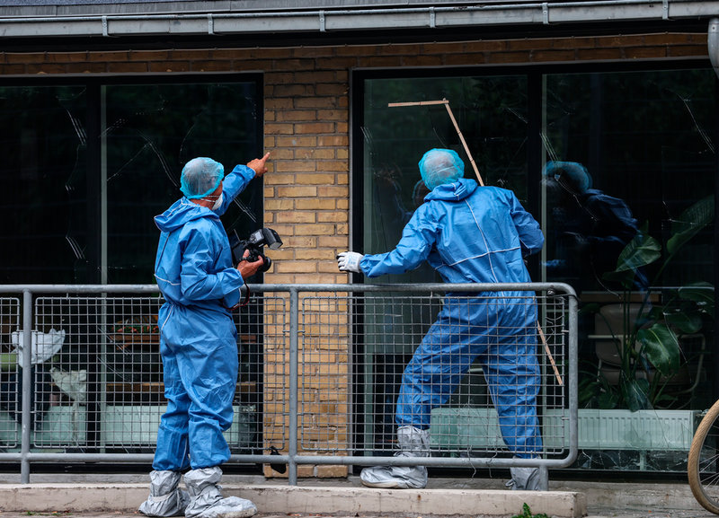 Polis och kriminaltekniker undersöker spår efter skott i helgen.