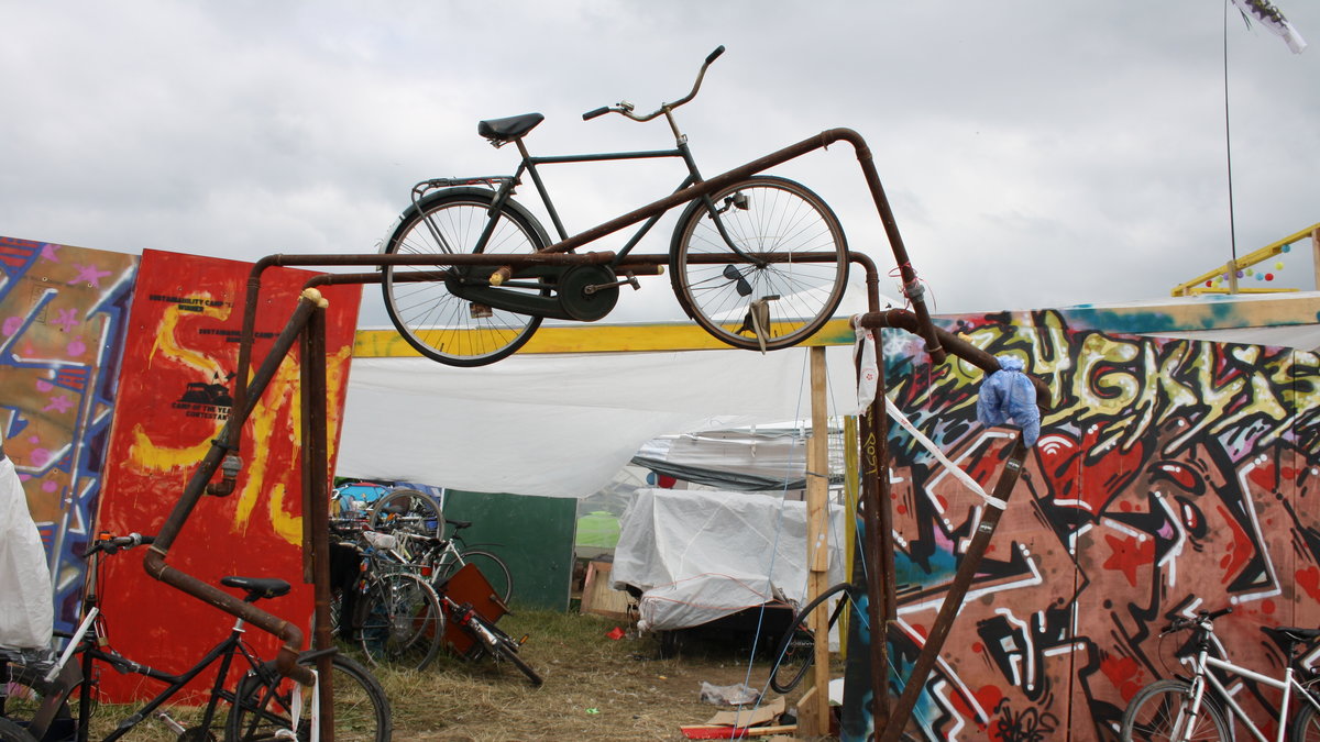 Cykelcampet: "Sygklister" lagade cyklar på plats. Dessutom hade de byggt en takterrass. 