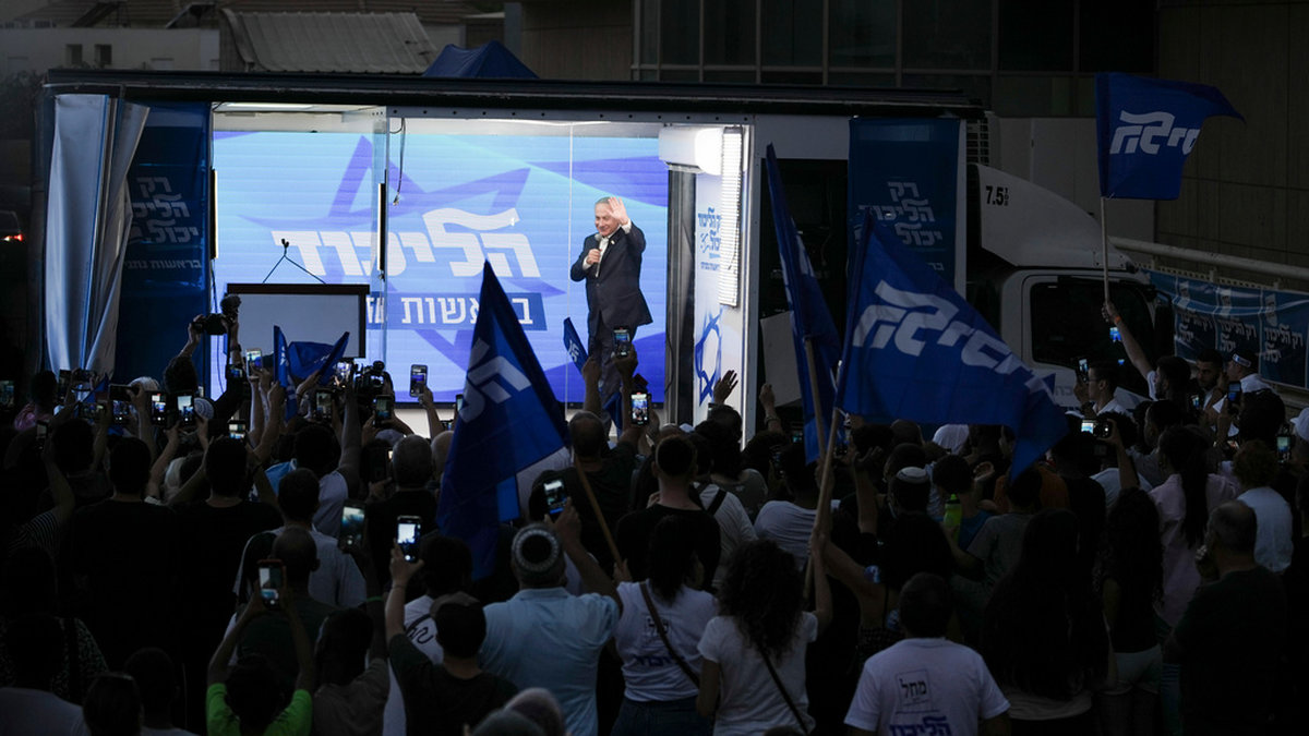 Före detta premiärministern Benjamin Netanyahu håller tal inför valet bakom skottsäkert glas i 'Bibi-bussen' i Beersheba, södra Israel, 13 september.