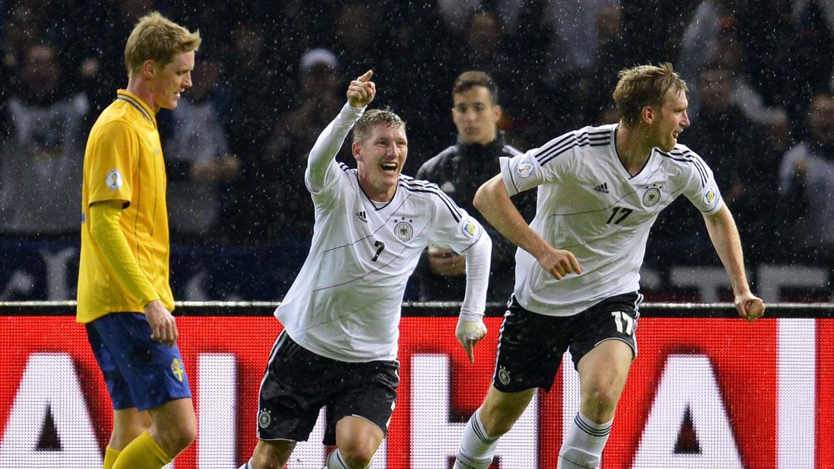 Tyskt jubel av Bastian Schweinsteiger och Per Mertesacker efter 3-0 målet.