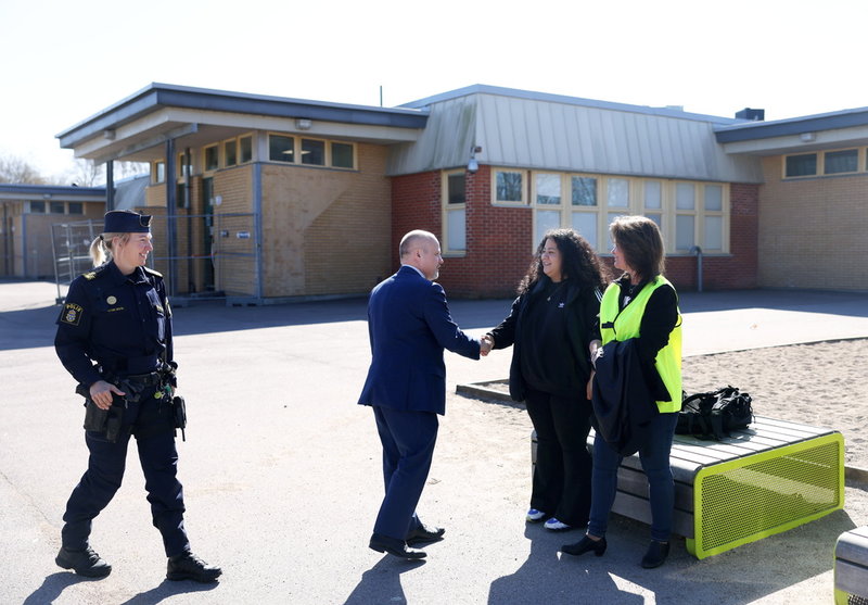 Läraren Millaray Curin Alvarez och elevassistenten Maria Kellgren-Ringqvist (till höger) på Rosengårdsskolan hälsar på justitie- och inrikesministern Morgan Johansson (S) under besöket i Malmöstadsdelen.