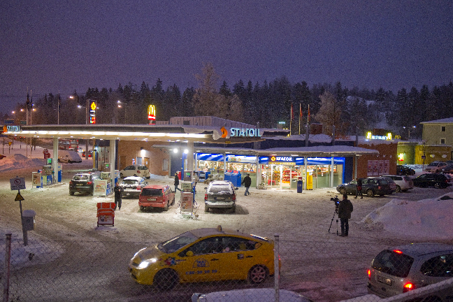 En av de beslagtagna bilarna hyrdes på en bensinmack i Akalla, Stockholm. 