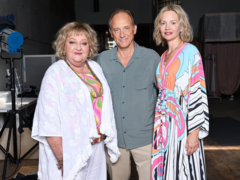 Samuel Fröler får sällskap av Marianne Mörck och Jenny Ulving McCabe i 'Strandhotellet'. Pressbild.