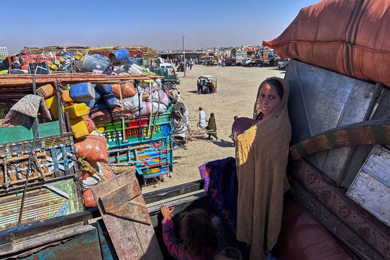 Människor väntar vid den stängda gränsen i Chaman, Pakistan, på söndagen.