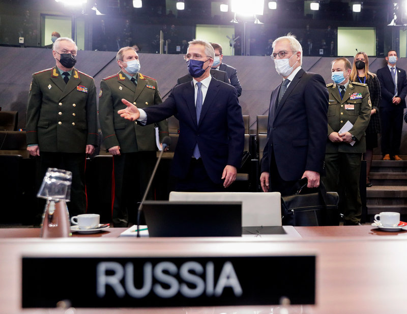 Natos generalsekreterare Jens Stoltenberg (mitten) visar Rysslands biträdande utrikesminister Aleksandr Grusjko och företrädare för det ryska försvarsdepartementet var de ska sitta vid onsdagens möte i Bryssel.