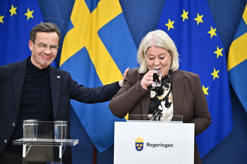 Statsminister Ulf Kristersson stöttar socialtjänstminister Camilla Waltersson Grönvall när hon hade nära till tårarna under pressträffen.