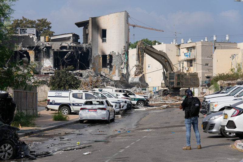 Israeler bevittnar förstörelsen i Sderot efter Hamas attacker.