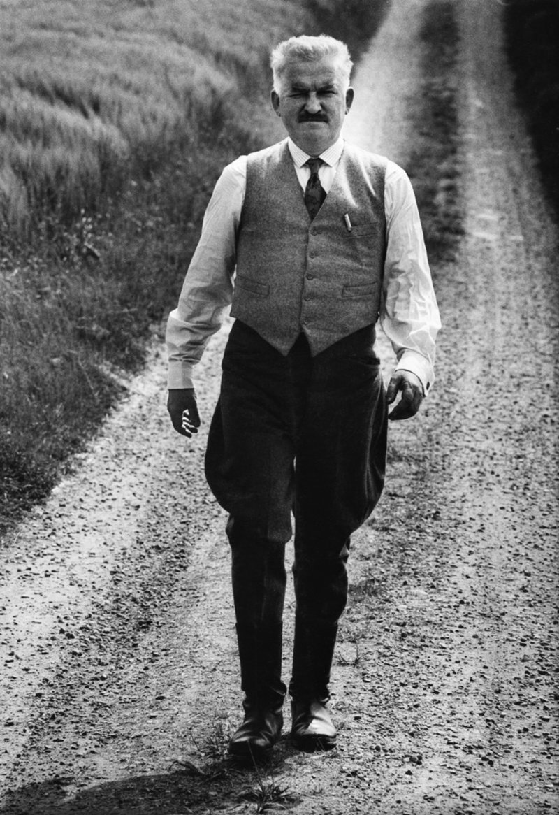 Filmregissören, skådespelaren och författaren Hasse Alfredson i rollen som den ondsinte fabrikören Höglund under inspelningen av filmen "Den enfaldige mördaren" omkring 1981. Arkivbild.