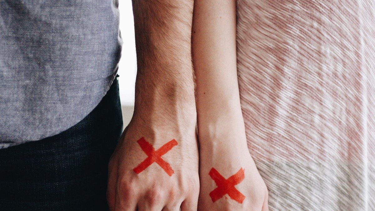 Det finns fyra faktorer som ökar risken för skilsmässa.