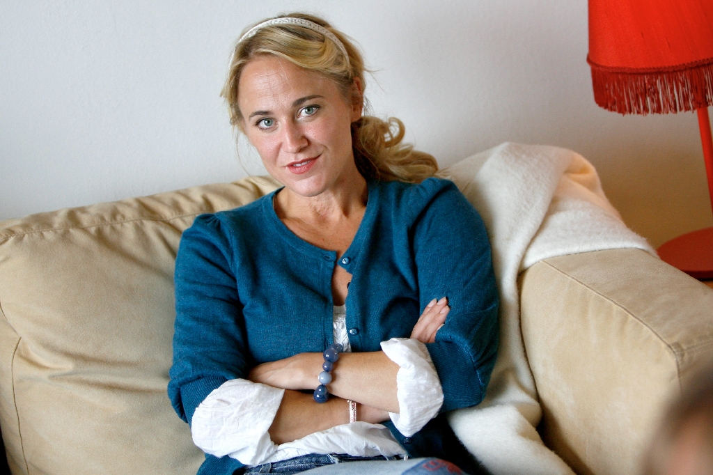 Anja Lundqvist spelar mamma Karin som har fullt upp med att hålla ordning på familjen Andersson.