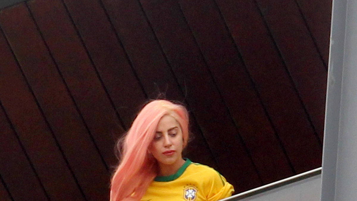 Lady Gagas rosa hår känns plötsligt så onaturligt när hon i övrigt är ostylad.