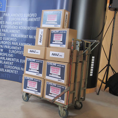 Flera lådor med underskrifter mot Acta lämnades över till EU under tisdagen. Totalt hann över 2,4 miljoner människor skriva på mot handelsavtalet.