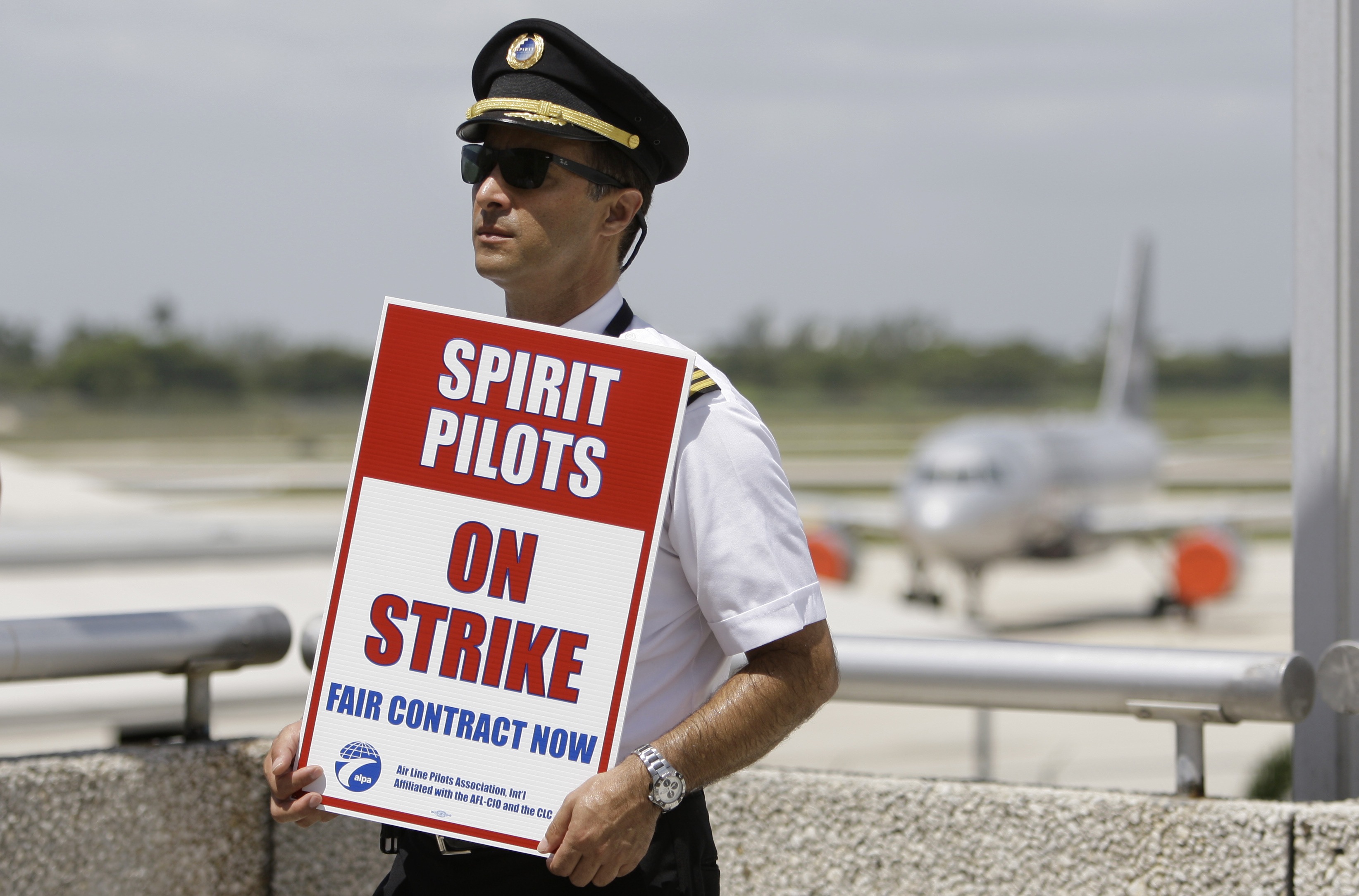När 2000 piloter går ut i strejk.