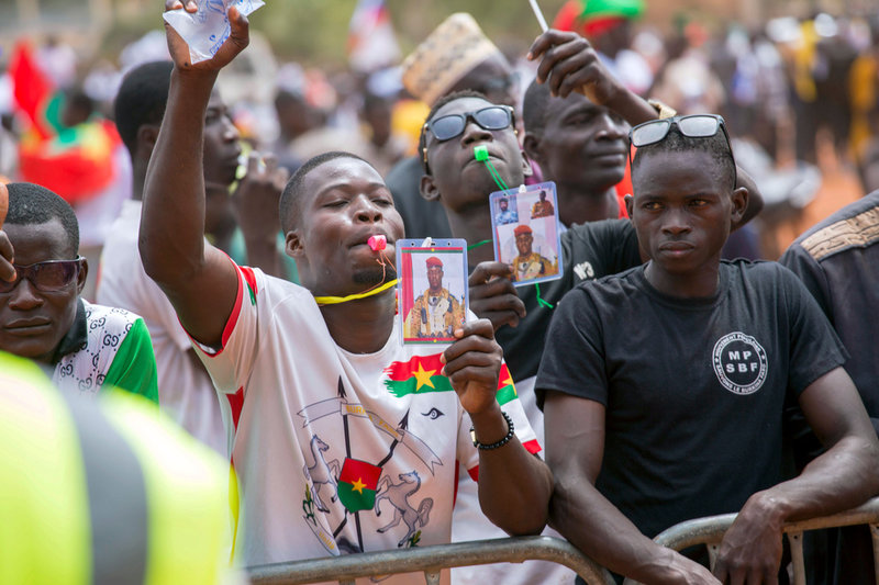 Anhängare till juntaledaren Ibrahim Traoré i Burkina Fasos huvudstad Ouagadougou.