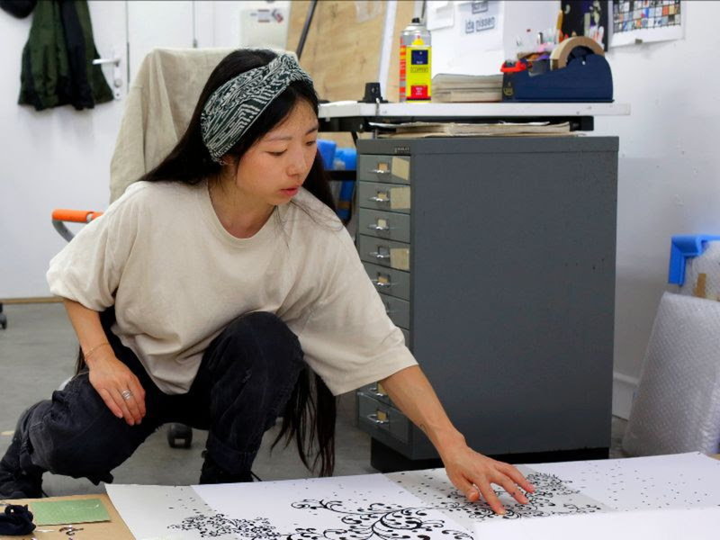 Ida Nissens bokprojektet Scrim består av en serie fotocollage där figurer och symboler bär spår av hennes sydkoreanska bakgrund. Pressbild.