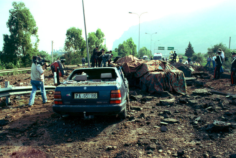 Maffiamordet på åklagaren Giovanni Falcone skakade om Italien rejält. Här är platsen en stund efter att en vägbomb detonerat och dödat Falcone, hans fru och tre poliser, den 24 maj 1992. Flygplatsen i Palermo är i dag döpt efter Falcone och hans kollega Paolo Borsellino, som också mördades.