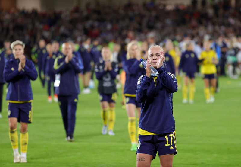 Caroline Seger tackar publiken efter 0–4-förlusten mot England.