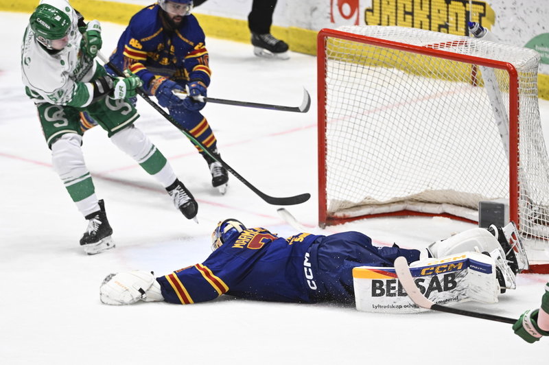 Rögles Lubos Horky gör 4–2 borta på Djurgården under tisdagens ishockeymatch i SHL på Hovet i Stockholm.