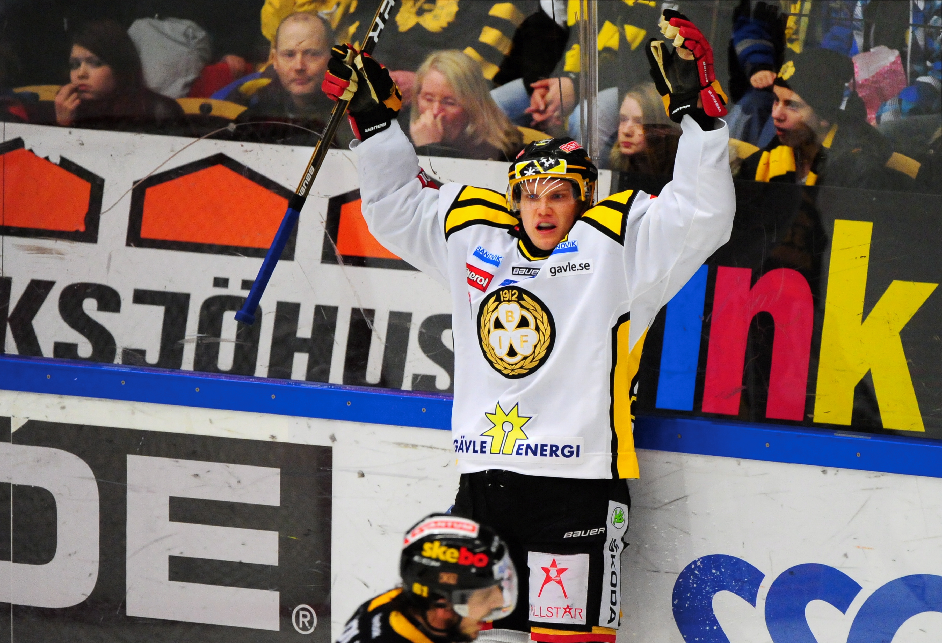 Jakob Silfverberg och hans lagkamrater fick jubla efter överkörningen. Stjärnskottet stod för två av Brynäs mål. Jakob Silfverberg och hans lagkamrater fick jubla efter överkörningen. Stjärnskottet stod för två av Brynäs mål.