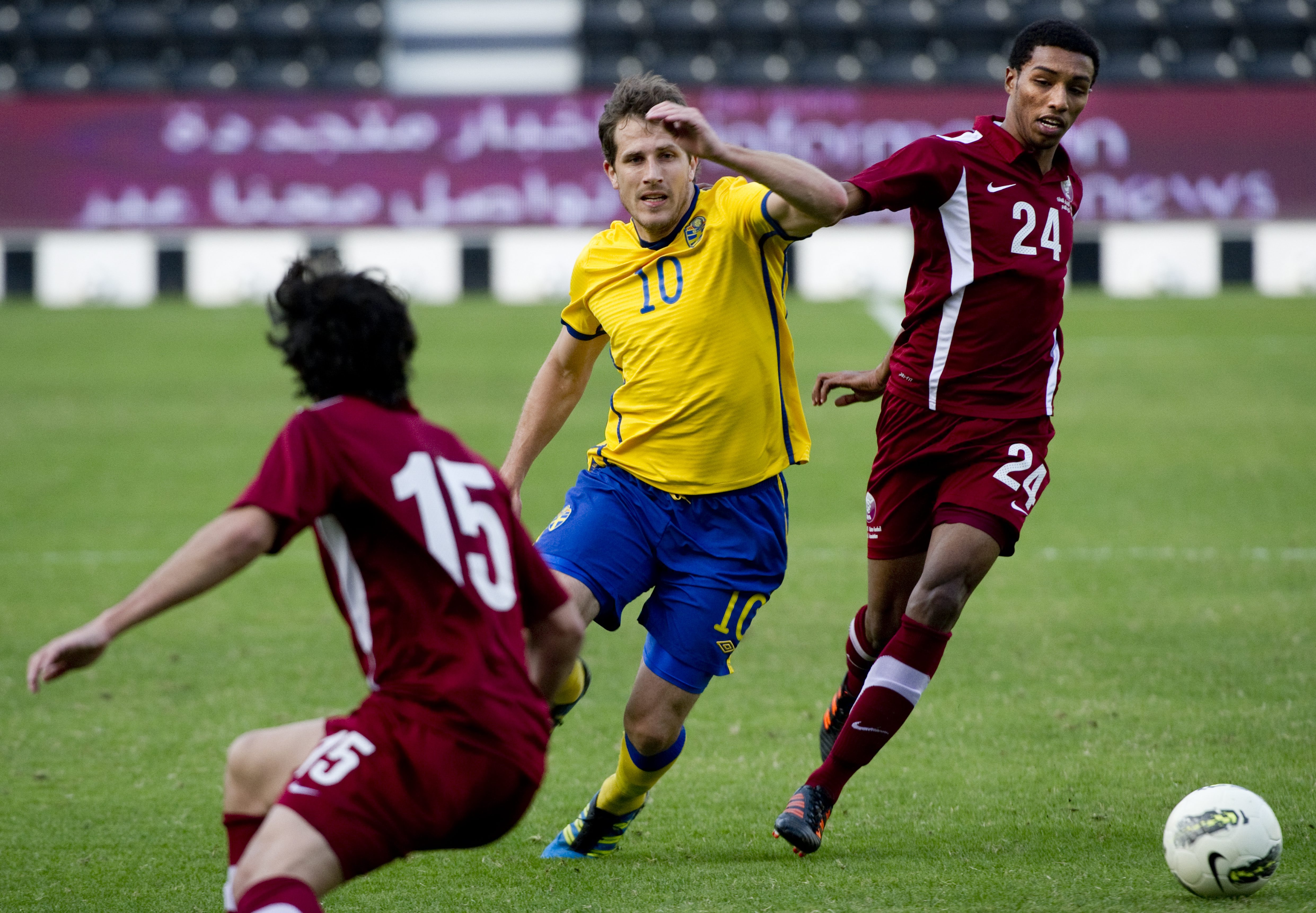 Tobias Hysén gjorde två mål i 5-0 vinsten mot Qatar, matchen spelades i ett land där Hyséns lillebror sexuella läggning är förbjuden. 