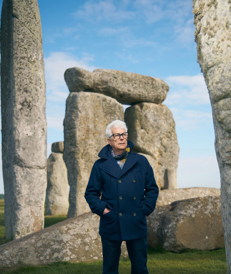 Ken Follett vid Stonehenge, den mytiska plats som utgör kärnan i hans nya historiska roman. 