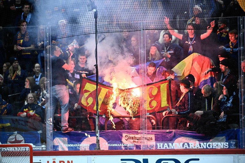 Djurgårdens klack eldar upp en banderoll på läktaren under tisdagens ishockeymatch i SHL mellan Djurgården och Luleå på Avicii Arena.