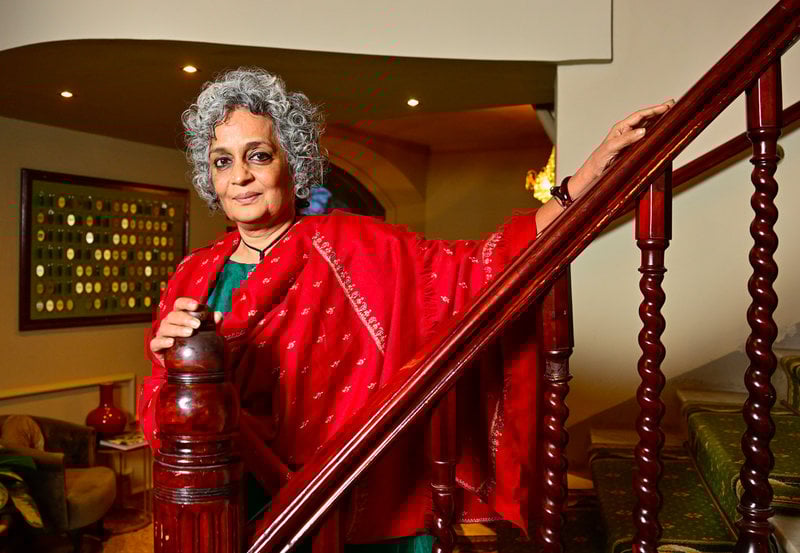"Allt jag har är en konstnärlig ambition, hantverket och viljan att leva i världen som författare. Det är allt jag har och allt jag bryr mig om", säger Arundhati Roy. 