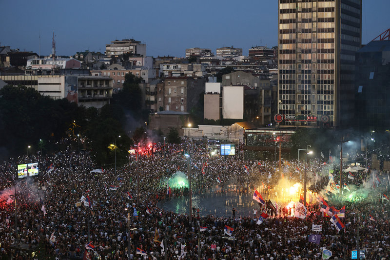 Tiotusentals samlades centralt i Belgrad för att protestera mot landets styre.
