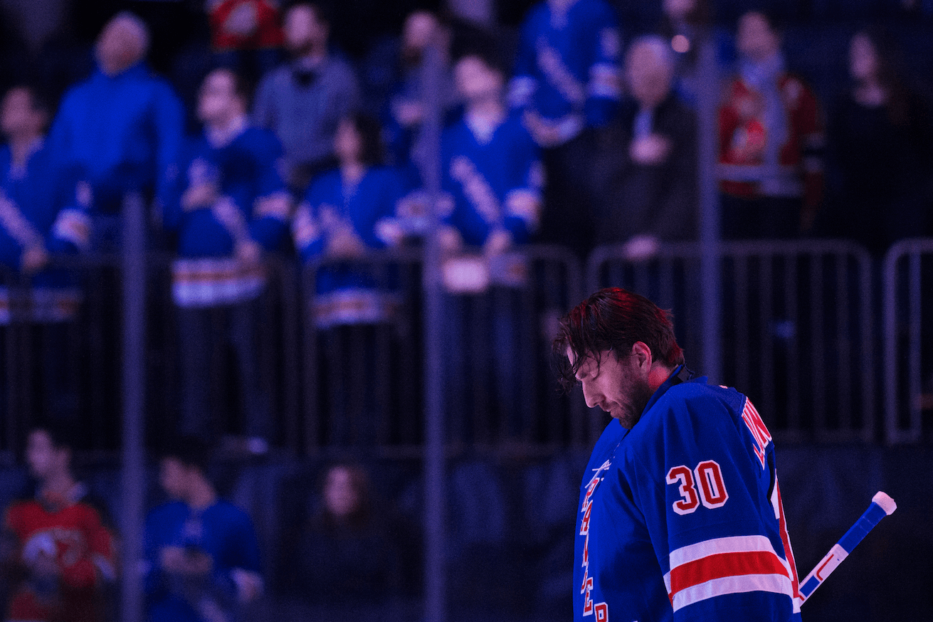 Han är en riktig hunk i sin New York Rangers-dress också. Han är en riktig hunk i sin New York Rangers-dress också.