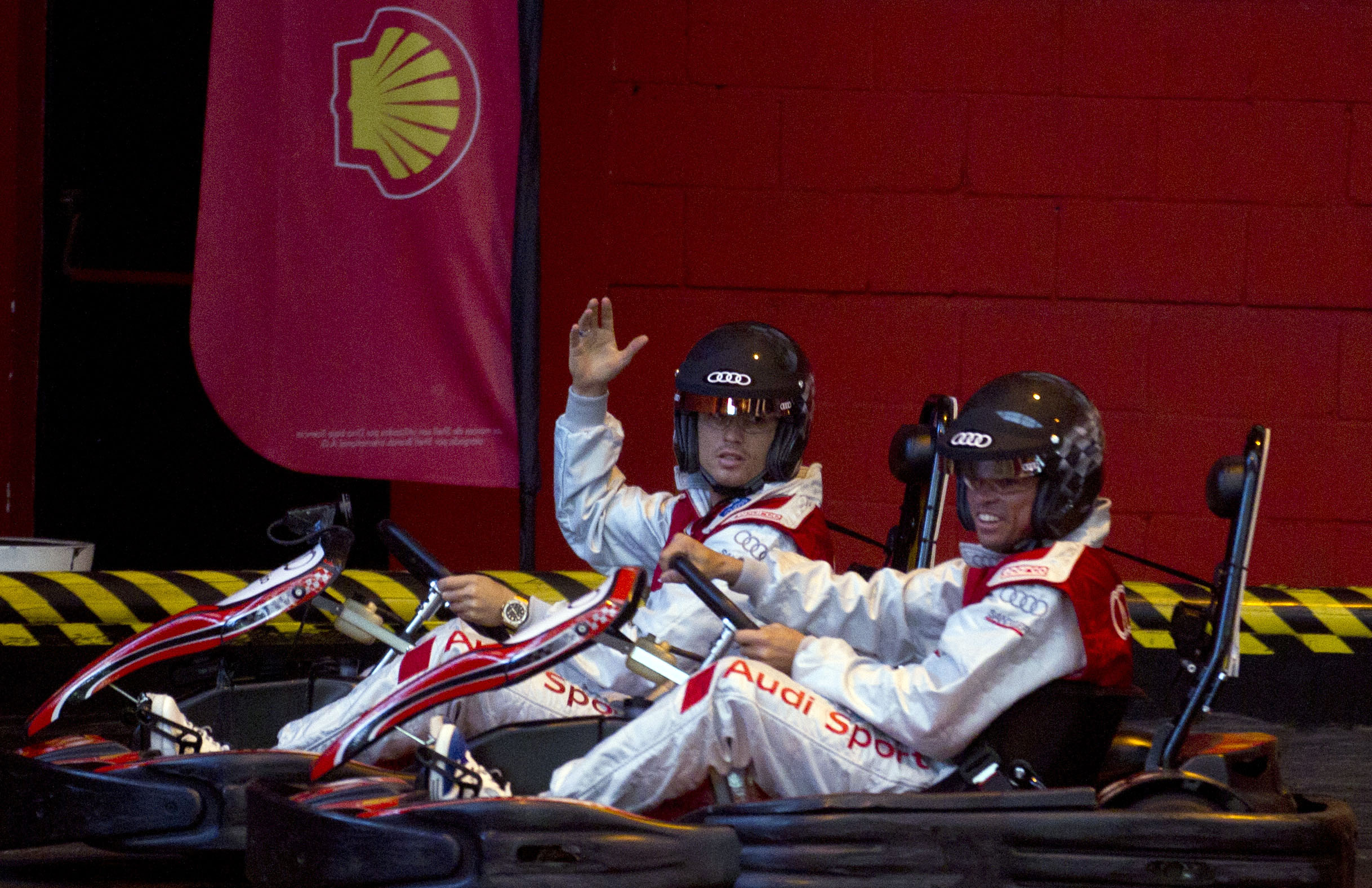Cristiano Ronaldo chillar på en gokart-bana. Cristiano Ronaldo chillar på en gokart-bana.