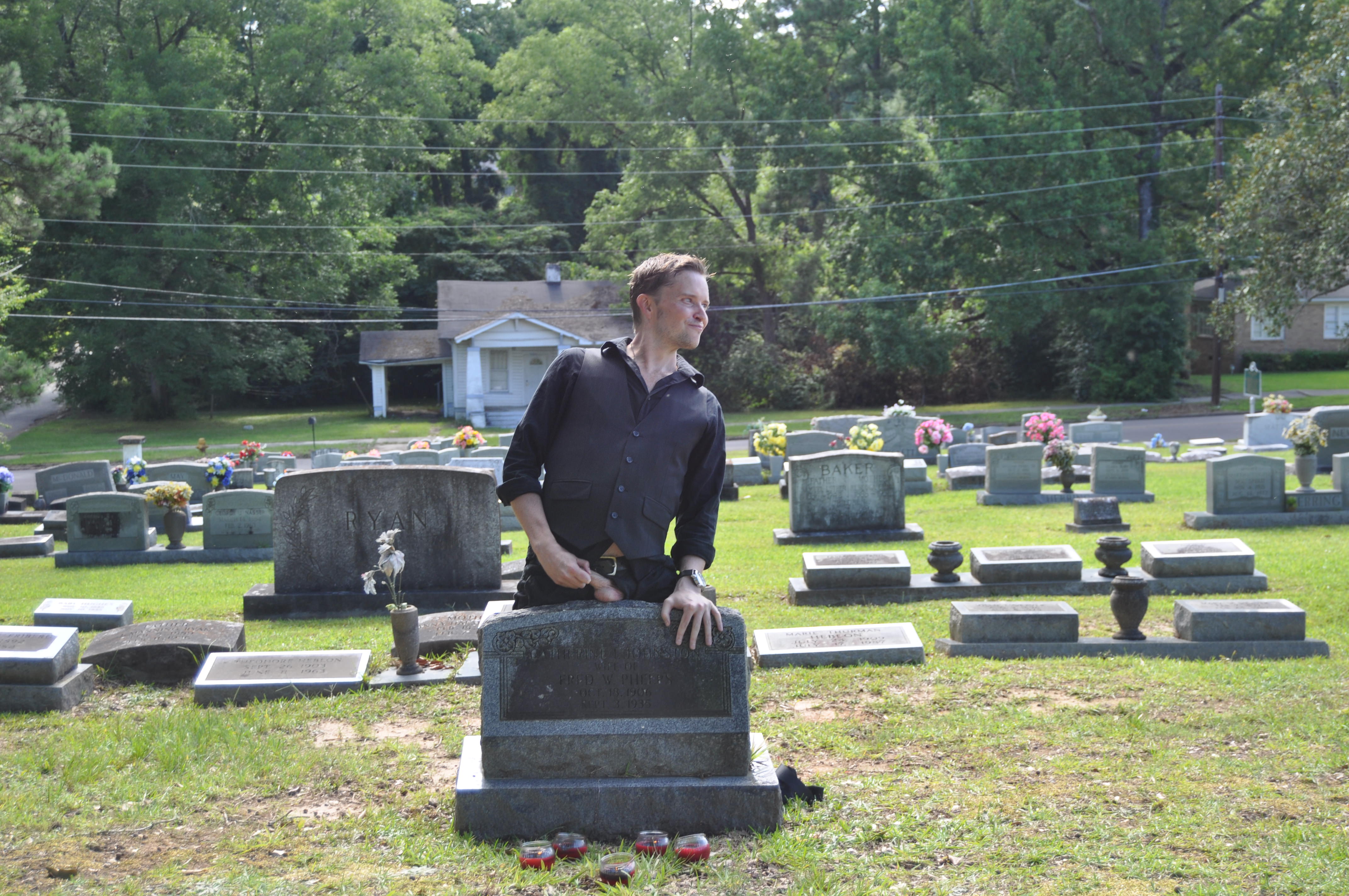 Här lägger Greaves sitt paket på gravstenen.