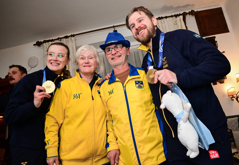 Sveriges Isabella Wranå och Rasmus Wranå firar OS-guldet i mixed curling i Cortina tillsammans med mamma Monica och pappa Mats Wranå. Foto: Jonas Ekströmer/TT