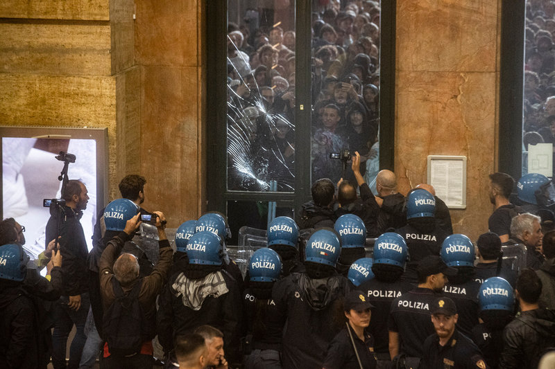 Demonstranter drabbade samman med poliser vid centralstationen i Milano under måndagens protester.