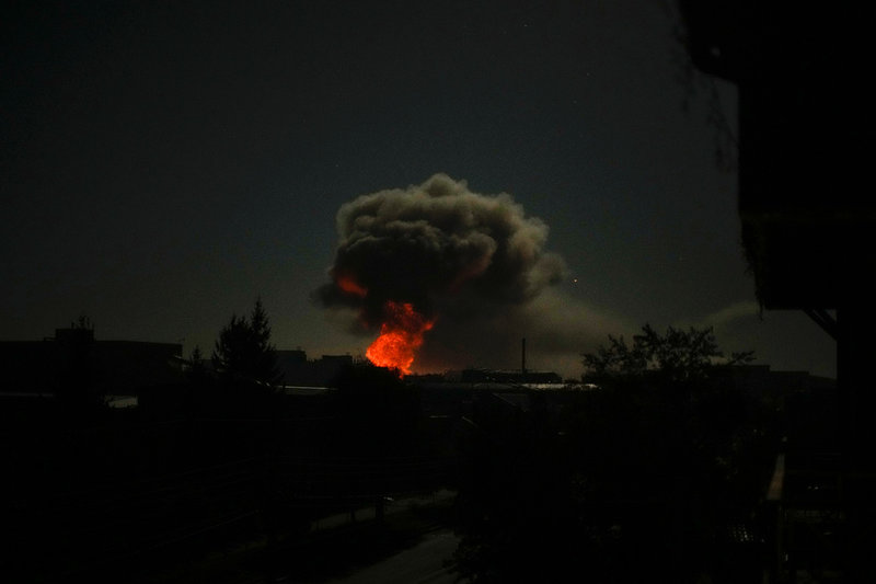 Rök stiger i Charkiv efter en serie explosioner.