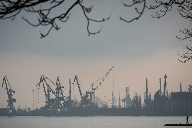 Kranar i hamnen i Mariupol i södra Ukraina, den 23 februari i år, dagen före krigets utbrott.