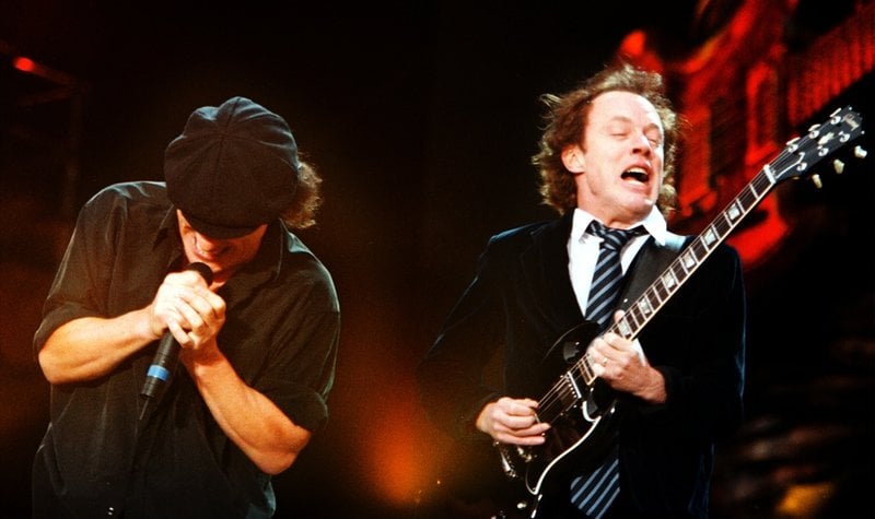 "Det kanske inte är lika bra som 'You shook me all night long', 'Highway to hell' och 'Back in black', men det låter fortfarande som gammal god AC/DC", säger författaren och journalisten Anders Tengner inför rockbandets återkomst till Sverige. Arkivbild från Ullevi 2001.