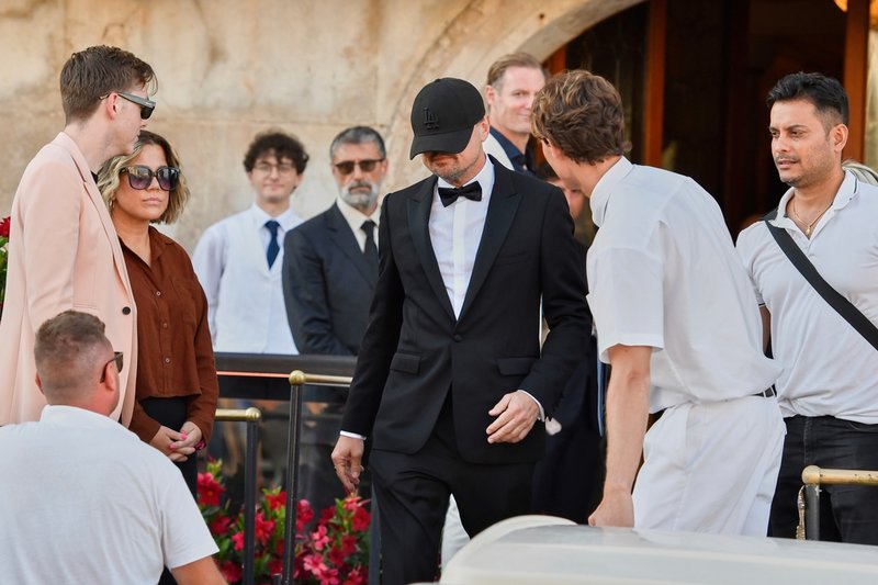 Leonardo DiCaprio gömmer sig bakom en basebollkeps.