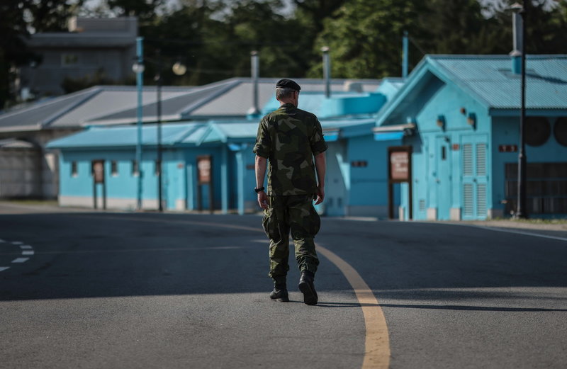 En liten svensk delegation övervakar stabiliteten i världens mest militariserade område.