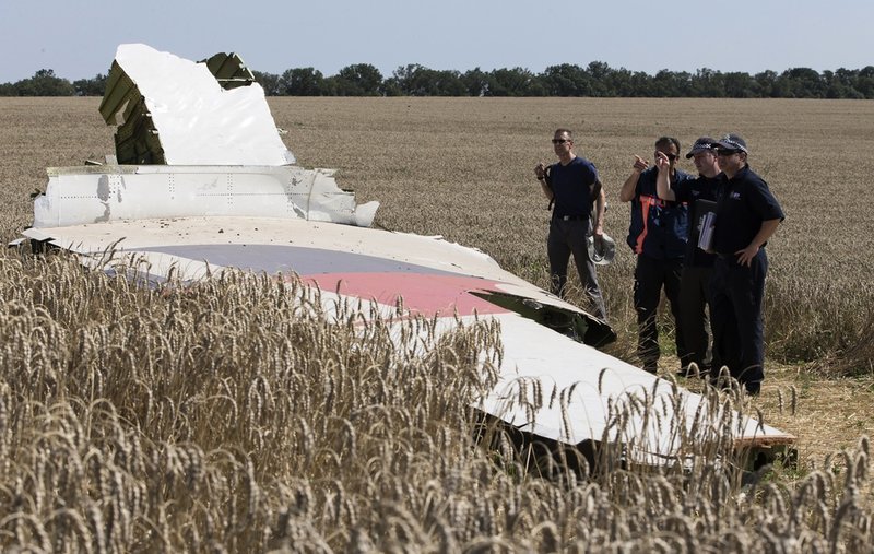 Utredare undersöker en del av Malaysia Airlines-planet som sköts ned med en rysktillverkad luftvärnsrobot över östra Ukraina i juli 2014.