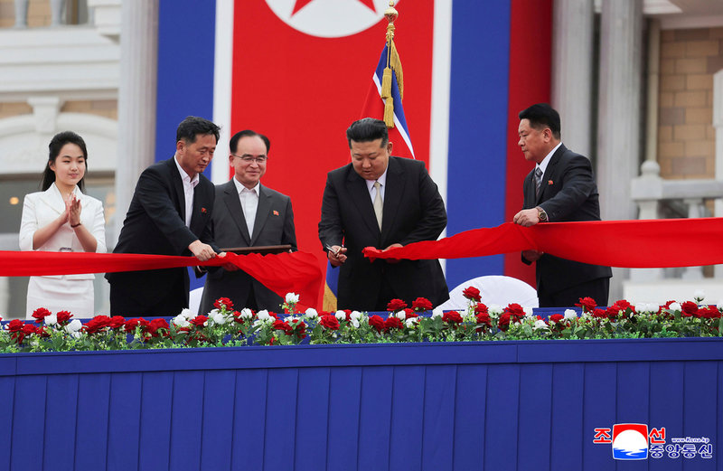 Kim Jong-Un klipper bandet i Wonsan-Kalma. Enligt regimens nyhetsbyrå KCNA togs bilden i tisdags.
