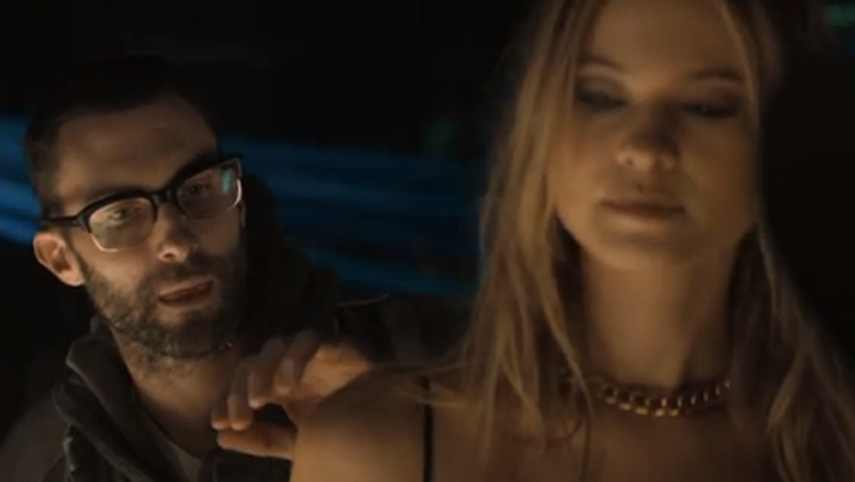 I en scen ser vi Levine stalka Prinsloo till en nattklubb.