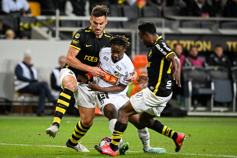 AIK:s Sotirios Papagiannopoulos och Erick Otieno har fullt upp med Häckens Ibrahim Sadiq.